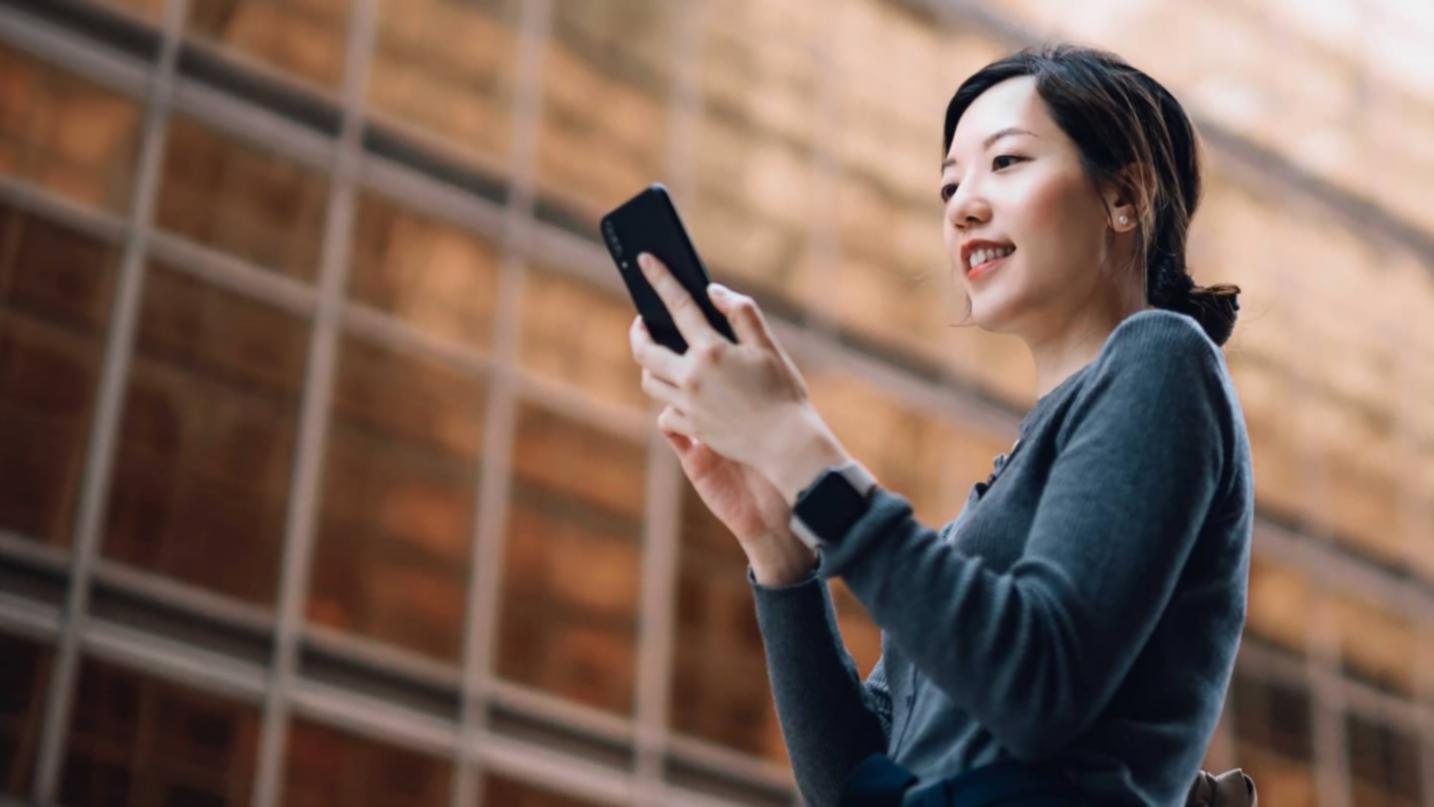 Profesionales analizando perfiles de talento