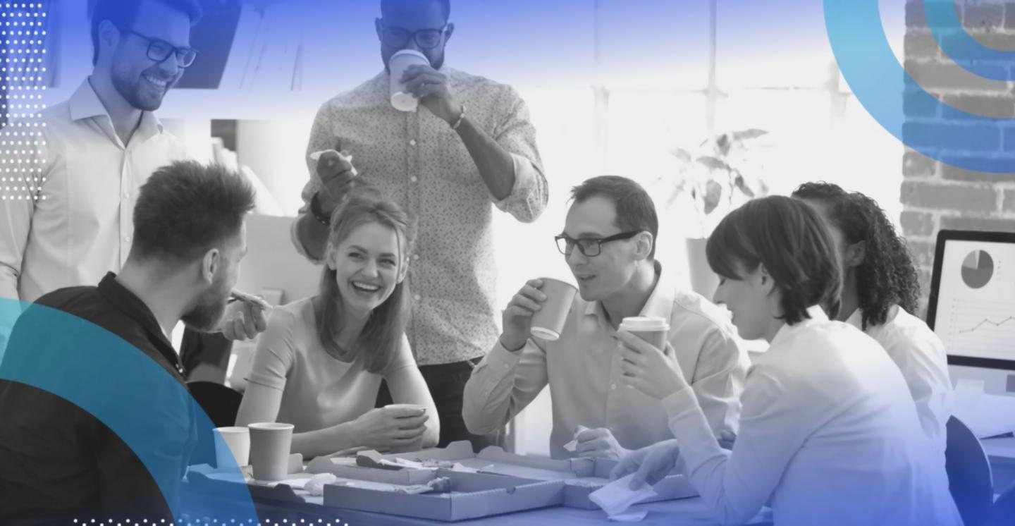 Estudiante revisando materiales de curso en ambiente de estudio profesional